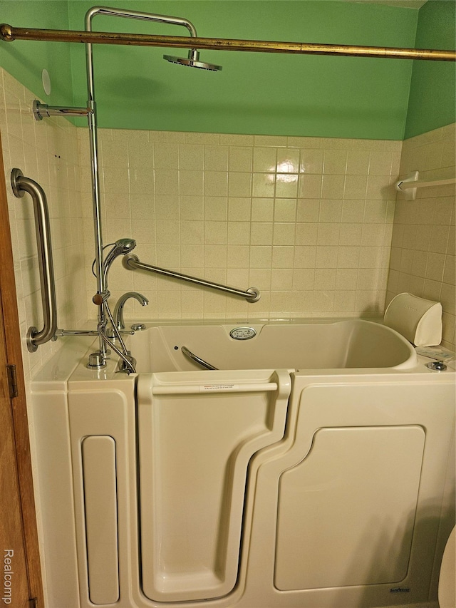 3976 Bristol Dr, Troy, MI 48083 - bathroom featuring a bath