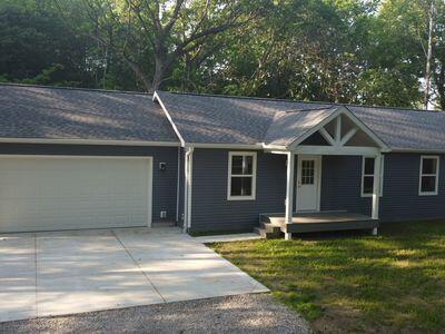 817 Sandow Rd, Midland, MI 48640 - single story home featuring concrete driveway, a garage, and a porch