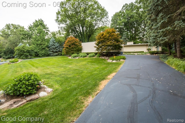 3788 Crestlake Dr, Bloomfield Hills, MI 48304 - view of front of home with a front yard