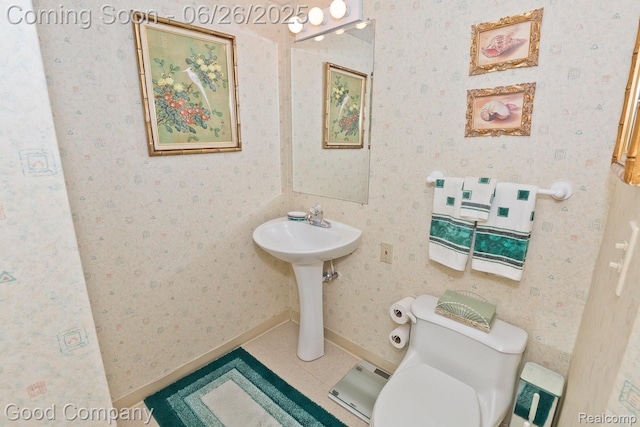 3788 Crestlake Dr, Bloomfield Hills, MI 48304 - half bath featuring wallpapered walls and toilet