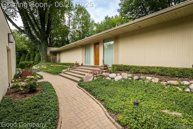 3788 Crestlake Dr, Bloomfield Hills, MI 48304 - property entrance