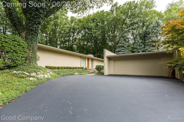 3788 Crestlake Dr, Bloomfield Hills, MI 48304 - view of front of home featuring a garage
