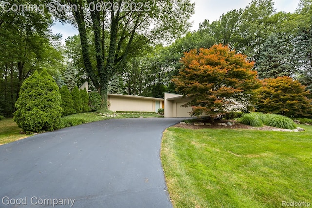 3788 Crestlake Dr, Bloomfield Hills, MI 48304 - view of front of home with driveway and a front yard