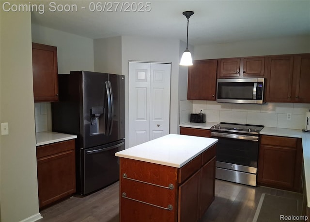 155 Cascade Ln, Waterford, MI 48327 - kitchen with appliances with stainless steel finishes, dark wood finished floors, tasteful backsplash, light countertops, and a kitchen island