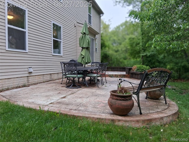 155 Cascade Ln, Waterford, MI 48327 - view of patio featuring outdoor dining space