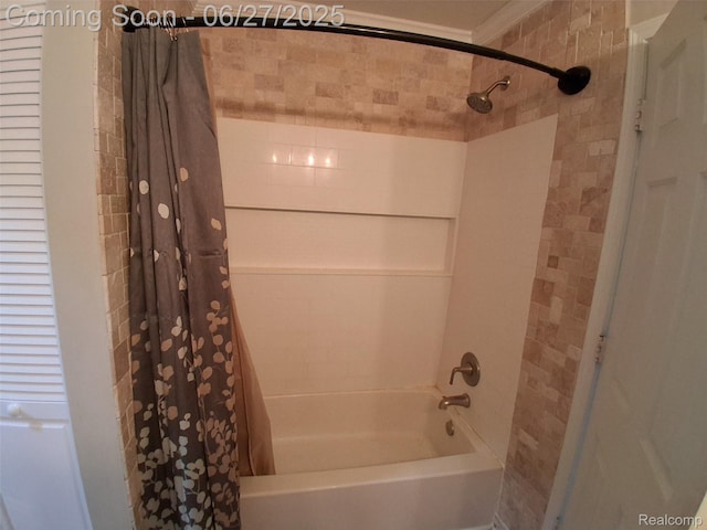 155 Cascade Ln, Waterford, MI 48327 - full bath featuring shower / bath combination with curtain