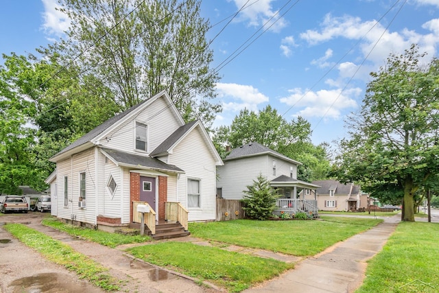 735 W Stewart St, Owosso, MI 48867 - traditional-style home with a front lawn
