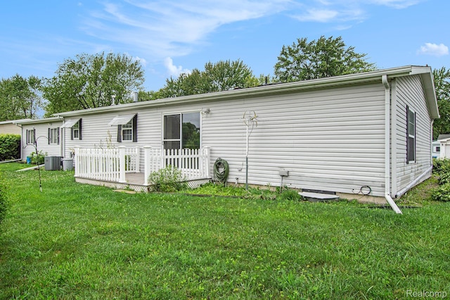 2900 Hyde Park, Bay City, MI 48706 - back of house featuring a lawn