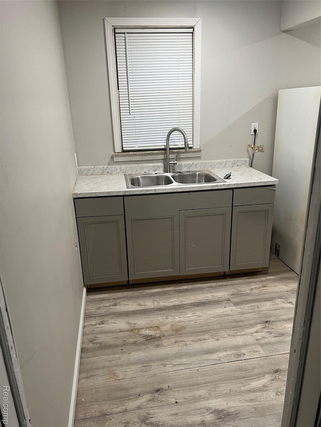 19500 Rutherford St, Detroit, MI 48235 - bar featuring light wood-style floors