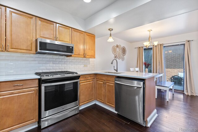 5305 Wright Way S, West Bloomfield, MI 48322 - kitchen featuring stainless steel appliances, a peninsula, a chandelier, dark wood-style floors, and backsplash
