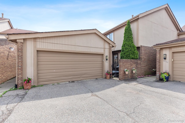 5305 Wright Way S, West Bloomfield, MI 48322 - mid-century home featuring a garage and asphalt driveway