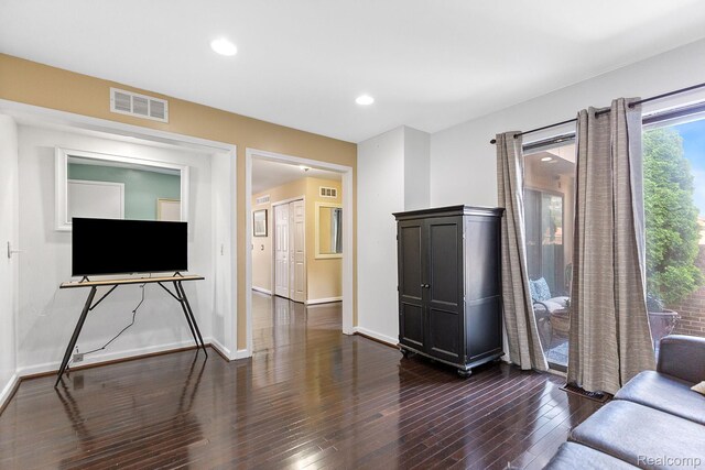 5305 Wright Way S, West Bloomfield, MI 48322 - living room with dark wood finished floors and recessed lighting