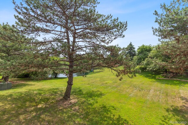 5305 Wright Way S, West Bloomfield, MI 48322 - view of grassy yard