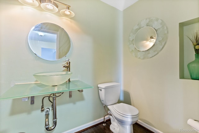 5305 Wright Way S, West Bloomfield, MI 48322 - bathroom featuring a sink and baseboards