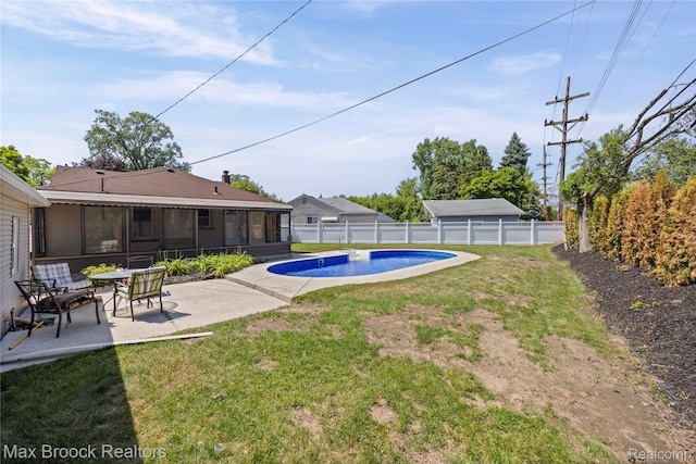 1122 Symes Ct, Royal Oak, MI 48067 - fenced backyard with a sunroom and a patio area