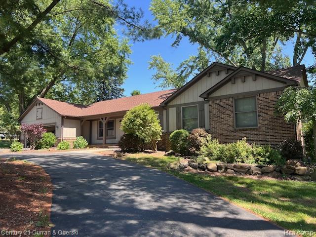 5463 Greenfield Rd, Brighton, MI 48114 - photo 1
