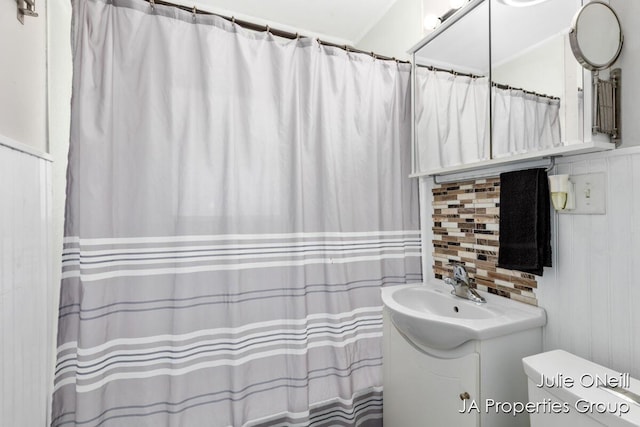 1035 Eastern Ave NE, Grand Rapids, MI 49503 - full bath with vanity, backsplash, and a shower with shower curtain