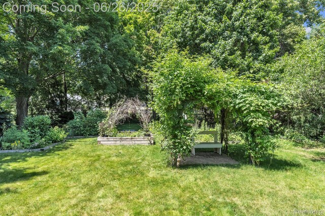 1840 Glen Iris Dr, Commerce Twp, MI 48382 - view of grassy yard