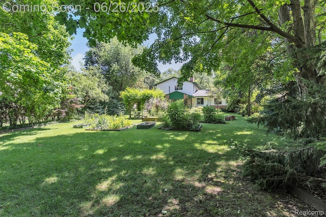 1840 Glen Iris Dr, Commerce Twp, MI 48382 - view of grassy yard