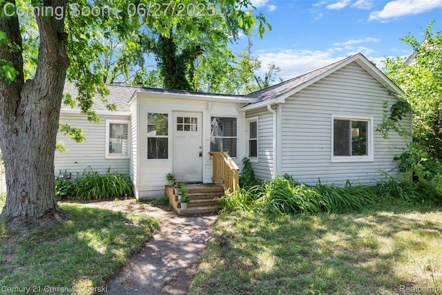 19349 Negaunee, Redford, MI 48240 - view of front facade with roof with shingles and a front lawn