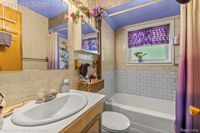 1773 Paris Ave, Lincoln Park, MI 48146 - bathroom with tile walls, vanity, backsplash, and shower / bath combo