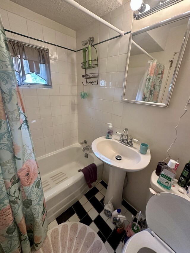 1805 Lakeshore Dr, Saint Joseph, MI 49085 - full bath featuring a textured ceiling and shower / bath combination with curtain