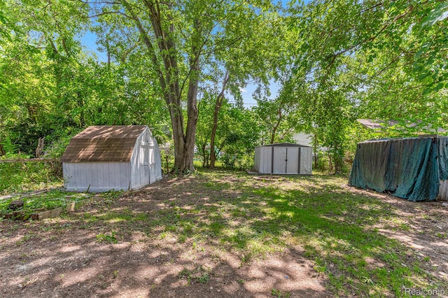 1085 Pennsylvania Ave, Lincoln Park, MI 48146 - view of yard featuring a shed and a garden
