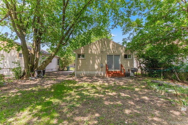 1085 Pennsylvania Ave, Lincoln Park, MI 48146 - back of property with entry steps and a garden
