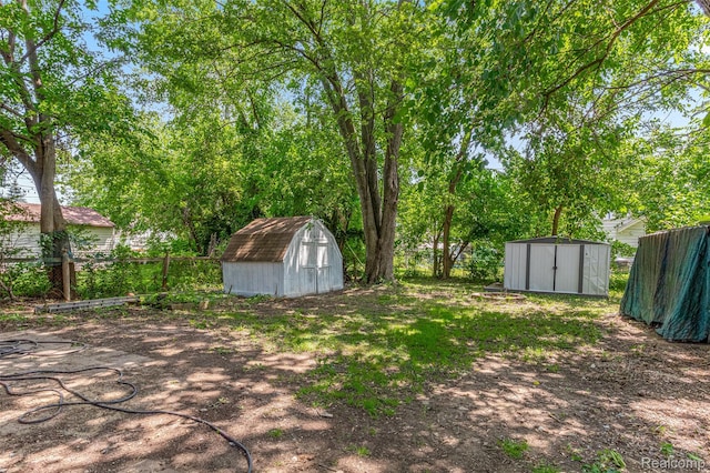 1085 Pennsylvania Ave, Lincoln Park, MI 48146 - view of yard with a storage shed