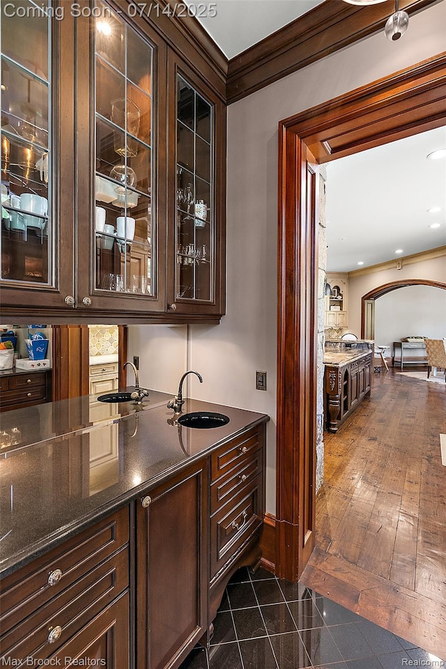 7420 Inner Circle Dr, Bloomfield Hills, MI 48301 - bar area with crown molding and arched walkways