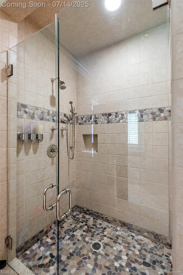 7420 Inner Circle Dr, Bloomfield Hills, MI 48301 - bathroom featuring a shower stall