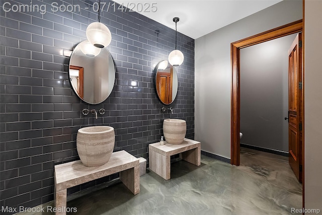 7420 Inner Circle Dr, Bloomfield Hills, MI 48301 - bathroom with concrete flooring and baseboards