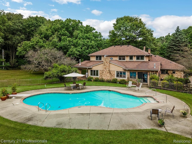 9601 Kier Rd, Holly, MI 48442 - view of swimming pool featuring a patio area and a diving board