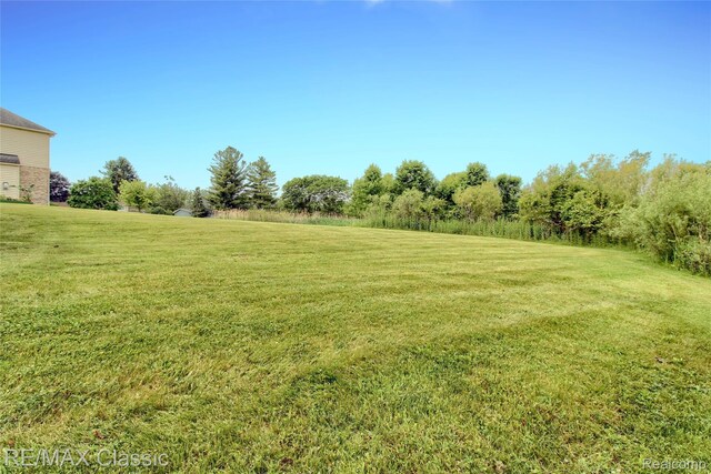 761 Nissen Ct, Wixom, MI 48393 - view of grassy yard