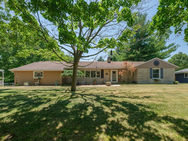 2805 Winchell Ave, Kalamazoo, MI 49008 - ranch-style house featuring a front yard and a chimney