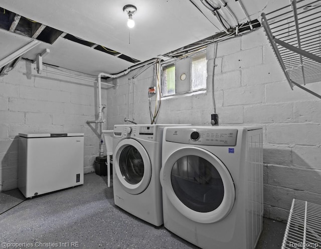 9081 Julia Ave, White Lake, MI 48386 - laundry area with washing machine and dryer