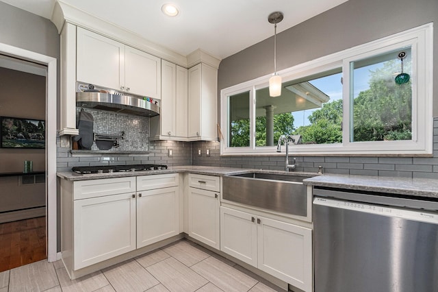 2507 Riverwood Ter, Saint Joseph, MI 49085 - kitchen featuring dishwasher, gas cooktop, decorative backsplash, decorative light fixtures, and recessed lighting