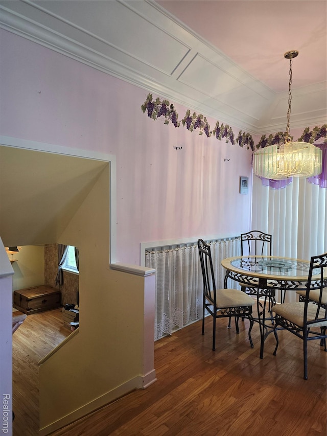 5605 Northcrest Xing, Clarkston, MI 48346 - dining area with wood finished floors, crown molding, and a chandelier