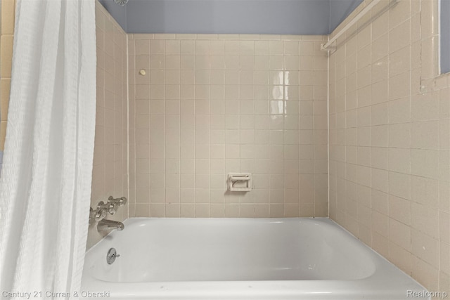 17276 Midway Ave, Allen Park, MI 48101 - full bath with shower / bath combo with shower curtain