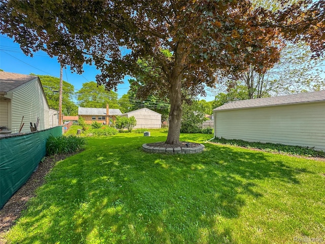 2195 Pembroke Rd, Birmingham, MI 48009 - view of yard