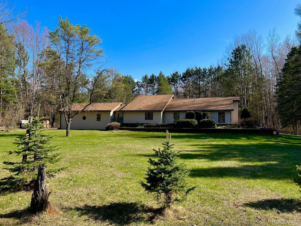3421 Pine Dr, Caro, MI 48723 - view of front of house featuring a front lawn