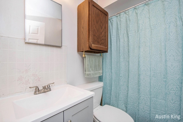 3156 Tuell St NW, Grand Rapids, MI 49504 - bathroom featuring tasteful backsplash, vanity, a shower with shower curtain, and tile walls