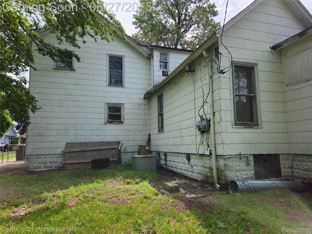 4428 Elizabeth St, Wayne, MI 48184 - view of side of home