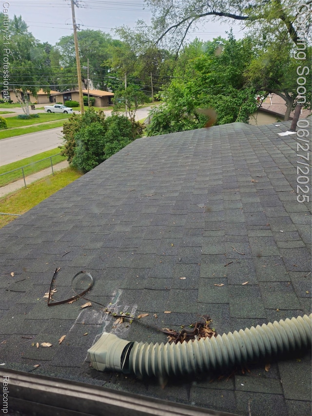 4428 Elizabeth St, Wayne, MI 48184 - exterior view of a shingled roof
