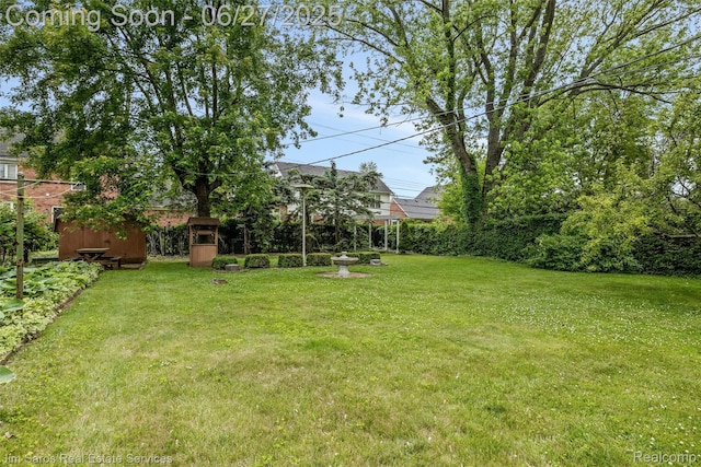 693 Anita Ave, Grosse Pointe Woods, MI 48236 - view of green lawn