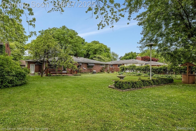693 Anita Ave, Grosse Pointe Woods, MI 48236 - view of grassy yard