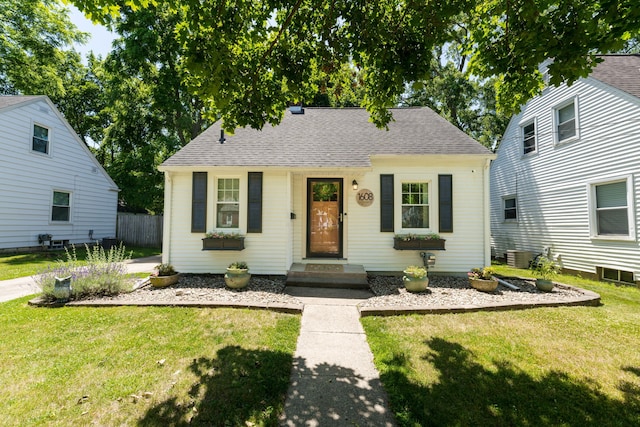 1608 Cambridge Dr, Kalamazoo, MI 49001 - bungalow-style home with a shingled roof