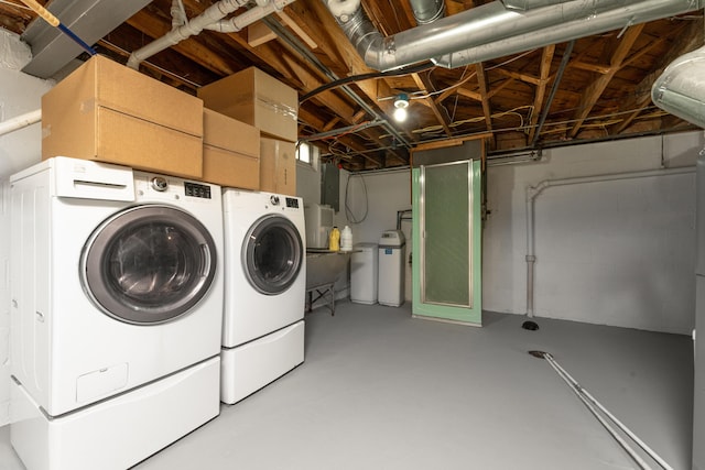 1608 Cambridge Dr, Kalamazoo, MI 49001 - washroom featuring washer and dryer