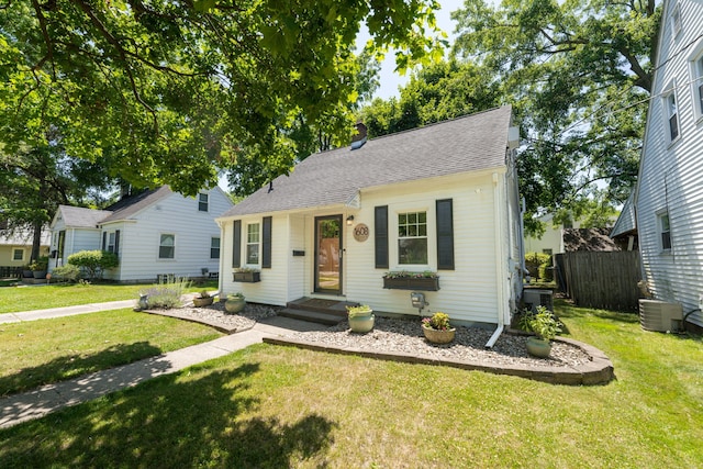 1608 Cambridge Dr, Kalamazoo, MI 49001 - bungalow featuring roof with shingles