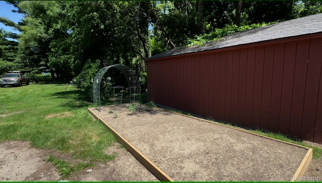 14214 Eastview Dr, Fenton, MI 48430 - view of grassy yard